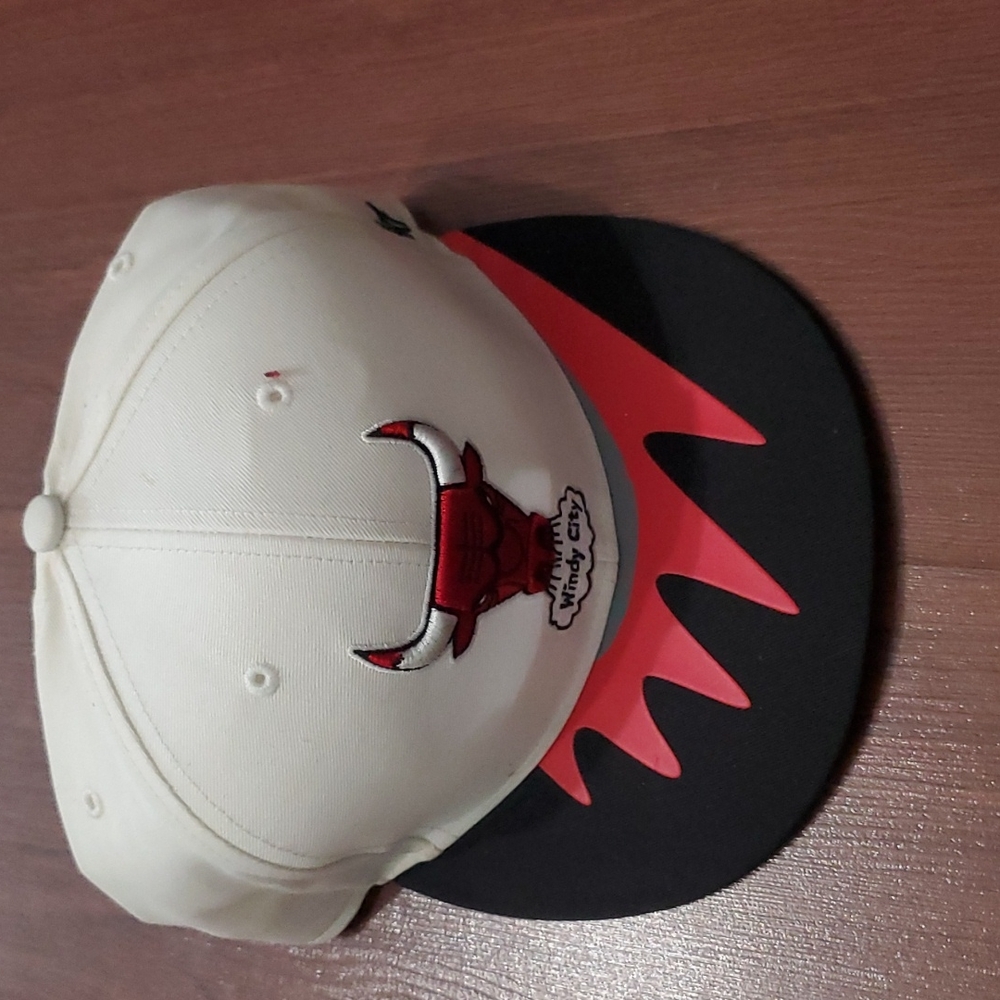 Bulls fitted hat - Picture 1 of 4